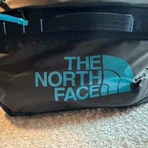 The North FaceBase Camp Voyager Duffel - 62 L
Color: AVIATOR NAVY/MERIDIAN BLUE